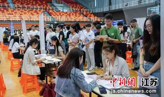 学生和用工单位相关人员进行交流 永利集团3044am官方入口供图 学生和用工单位相关人员进行交流 永利集团3044am官方入口供图