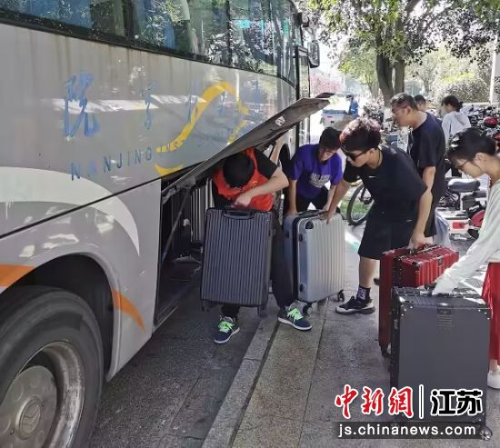 志愿者帮助新生搬运行李 永利集团3044am官方入口供图